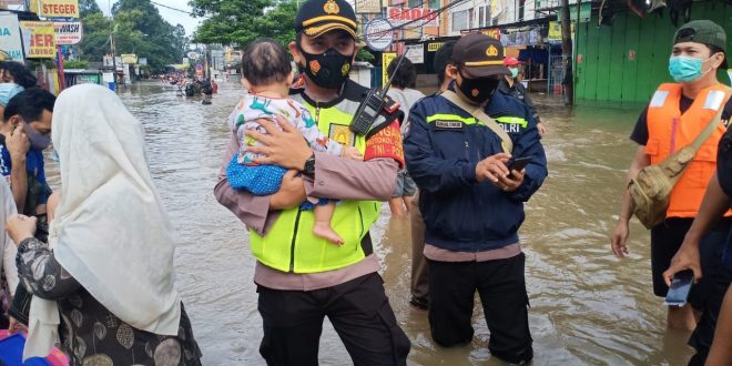 Personel TNI-Polri Dikerahkan Untuk Membantu Korban Banjir