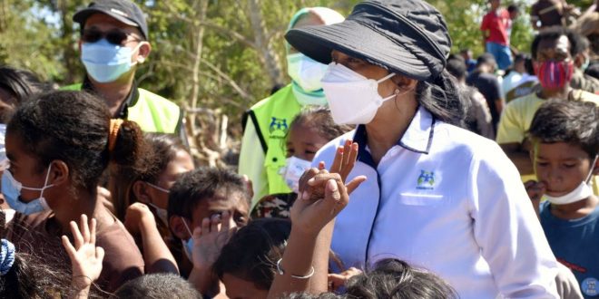 Menteri PPPA Temui Perempuan dan Anak Korban Bencana di Desa Pukdale NTT