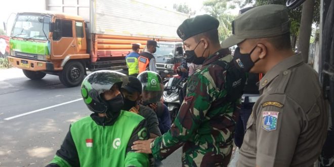 PPKM Level 4 Diperpanjang: Polisi Kembali Lakukan Penyekatan di Jalan Daan Mogot