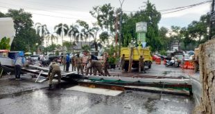 Gapura Kuliner Pasar Lama Roboh Terhempas Hujan Angin