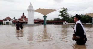 Banjir Masih Merendam Masjid Agung dan Kawasan Banten Lama