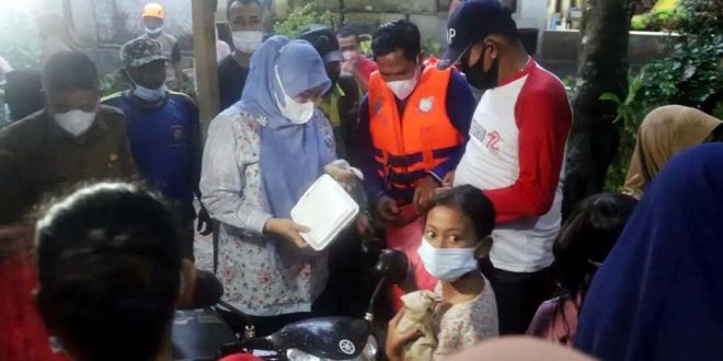 Bupati Pandeglang Distribusikan Logistik untuk Warga Terdampak Banjir