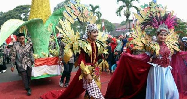 Pemkot Serang Menggelar Pawai Budaya Peringatan HUT Kota Serang ke-15