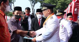 Walikota Benyamin Davnie Serahkan Sertipikat Tanah untuk Warga