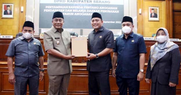 Wabup Serang Sampaikan Raperda APBD Perubahan TA 2022