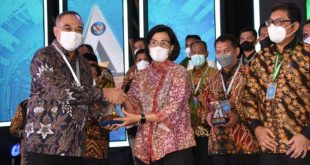 Menkeu Serahkan Penghargaan Opini WTP kepada Bupati Zaki