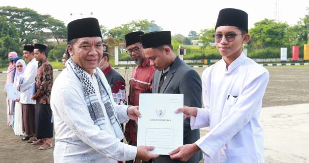 Pj Gubernur Berikan Kadeudeuh untuk Kafilah Banten MTQ XXIX