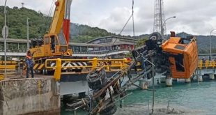 Dislambair Evakuasi Truk yang Jatuh di Dermaga 5 Pelabuhan Merak