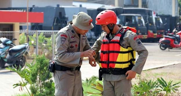 Personel Satbrimob Polda Banten Gelar Latihan SAR Rappelling