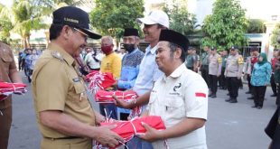 Sachrudin Berikan 1000 Bendera Merah Putih di Kecamatan Benda