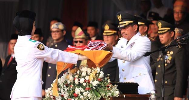 Sachrudin Pimpin Upacara Penurunan Bendera Merah Putih