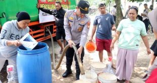 Polsek Cisauk Beri Bantuan Air Bersih untuk Warga Koceak