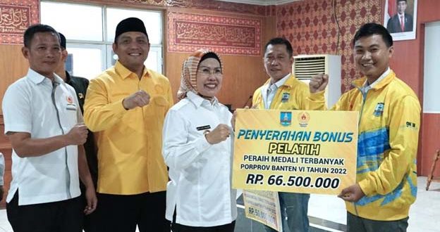 Bupati Tatu Berikan Bonus untuk Atlet Porprov VI 2022 Rp3,46 Miliar