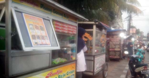 Areal Kuliner Perumnas 1 Terus Ramai di Kunjungi Pembeli