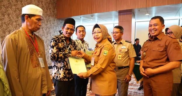 Pj Sekda Virgojanti Hadiri Penyerahan Sertipikat Tanah oleh BPN