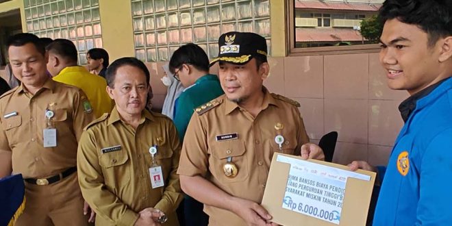Dinsos Kota Tangerang Berikan Bansos ke Mahasiswa, Masyarakat dan Kursi Roda bagi Disabilitas