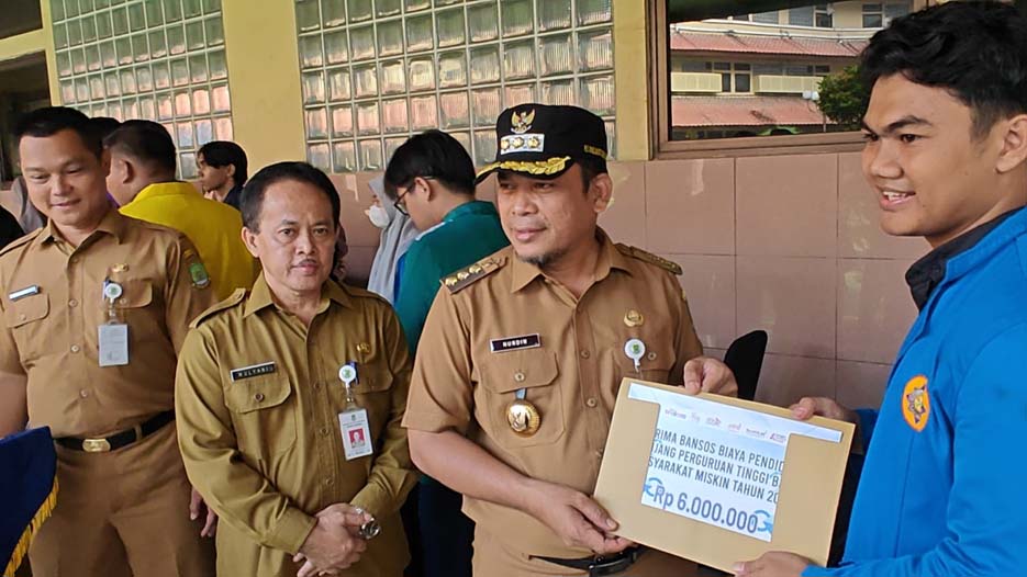 Dinsos Kota Tangerang Berikan Bansos ke Mahasiswa, Masyarakat dan Kursi Roda bagi Disabilitas