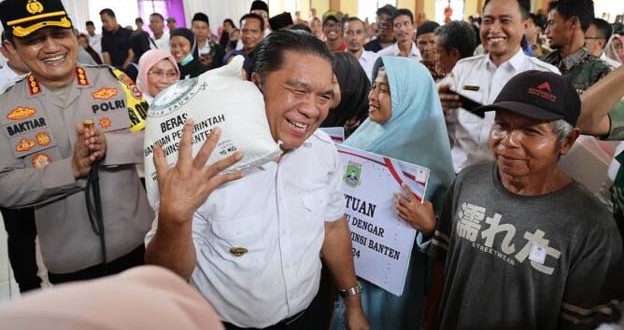 Pj Gubernur Banten Salurkan Bantuan Sosial di Kabupaten Lebak