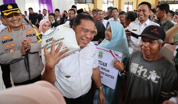 Pj Gubernur Banten Salurkan Bantuan Sosial di Kabupaten Lebak