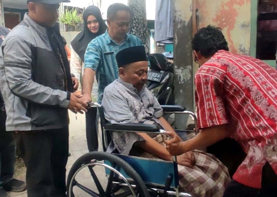 Dinsos Kota Tangerang Berikan Bansos ke Mahasiswa, Masyarakat dan Kursi Roda bagi Disabilitas