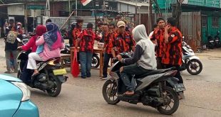 Berbagi di Bulan Ramadhan, Ormas PP Ranting Kelurahan Batujaya Bagikan Takjil ke Pengendara