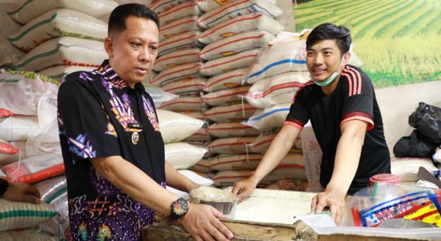 Pj Bupati Tangerang Tinjau Harga dan Stok Kebutuhan Pokok