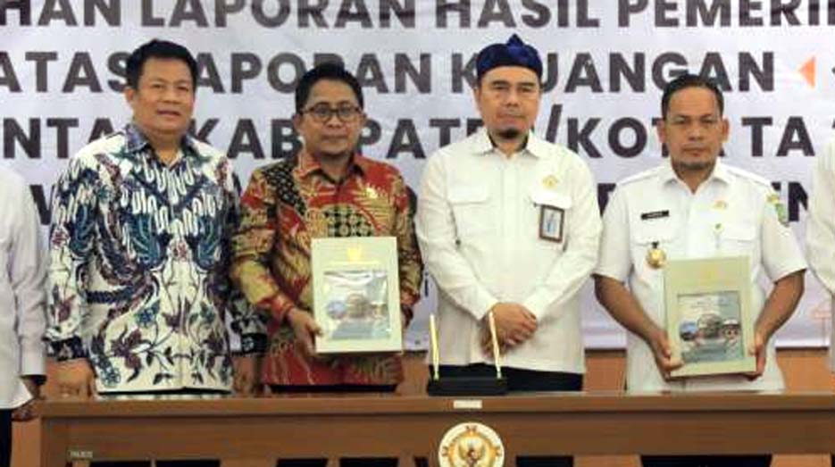 Ketua DPRD Dampingi Pj Walikota Nurdin Terima Opini WTP ke-17 dari BPK RI