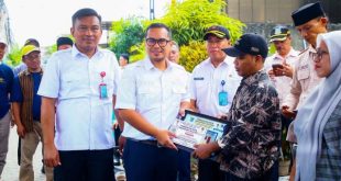 Pilar Serahkan Kunci Hasil Bedah Rumah di Pondok Aren