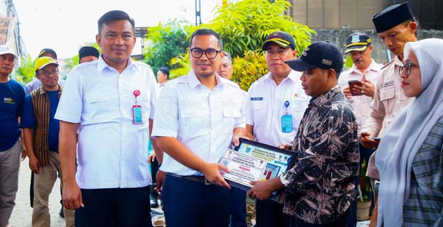 Pilar Serahkan Kunci Hasil Bedah Rumah di Pondok Aren