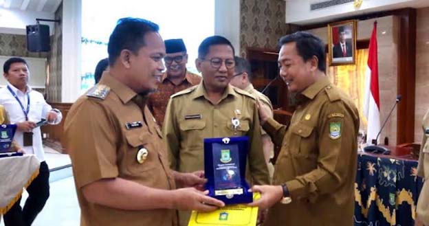 Pj Walikota Serahkan 83 SK Pensiun ASN Pemkot Tangerang