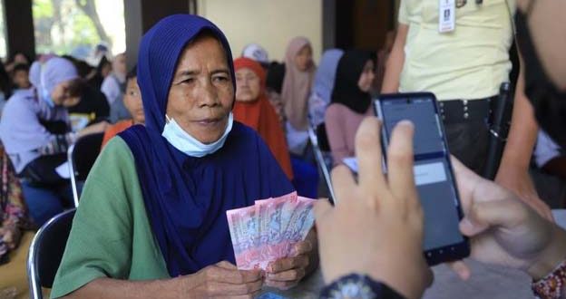 Pemkot Tangerang Salurkan Bansos Uang Tahap II