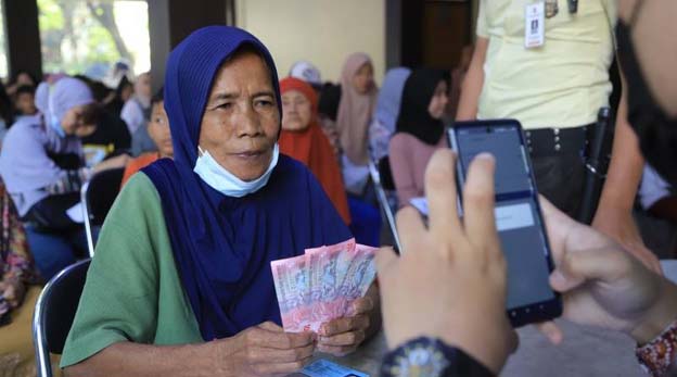 Pemkot Tangerang Salurkan Bansos Uang Tahap II