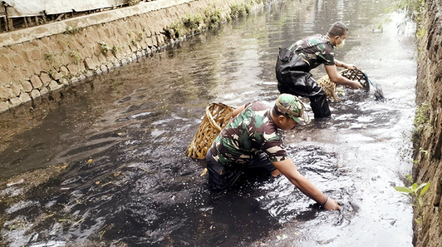 Tiga Pilar Kecamatan Ciledug Bersihkan Sampah di Kali Wadas