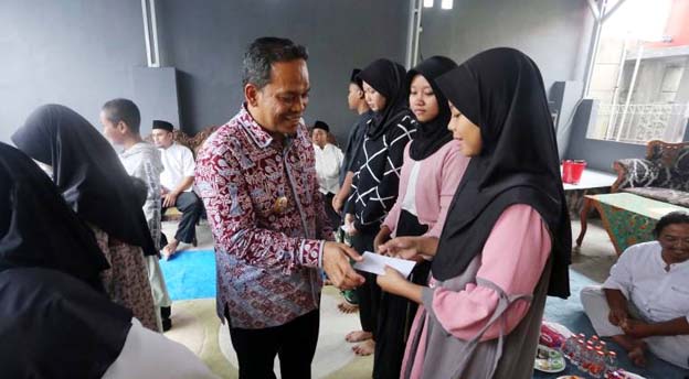 Pj Walikota Tangerang Berikan Santunan pada Anak Yatim