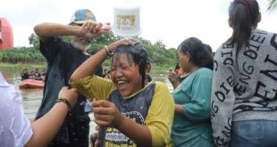 Warga Sambut Ramadhan dengan Keramas Bareng di Sungai Cisadane