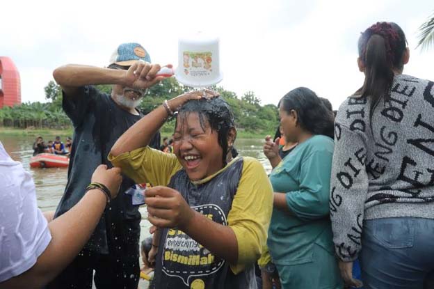 Warga Sambut Ramadhan dengan Keramas Bareng di Sungai Cisadane
