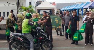 Kejari Kota Tangerang Berbagi Takjil Berbuka untuk Warga