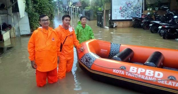 BPBD Tangsel Lakukan Evakuasi Warga yang Terdampak Banjir