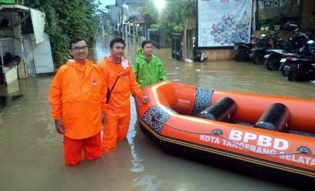 BPBD Tangsel Lakukan Evakuasi Warga yang Terdampak Banjir