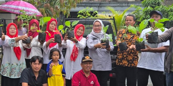 Anggota DPRD Berikan Bibit Pohon kepada Warga di Kecamatan Periuk