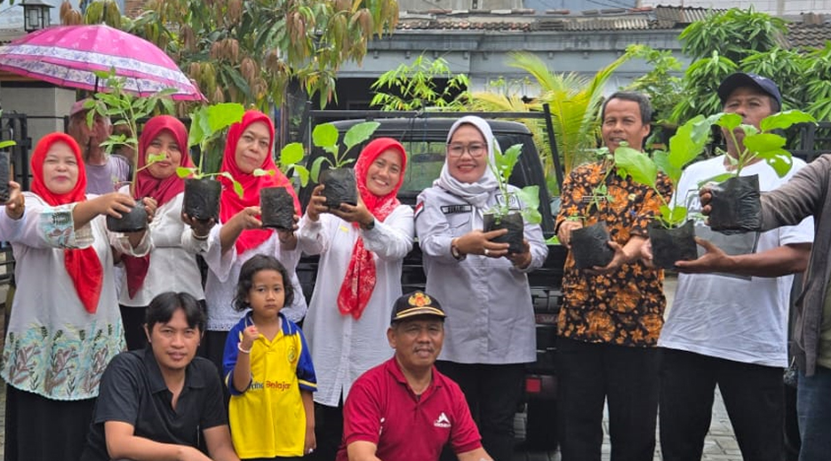 Anggota DPRD Berikan Bibit Pohon kepada Warga di Kecamatan Periuk