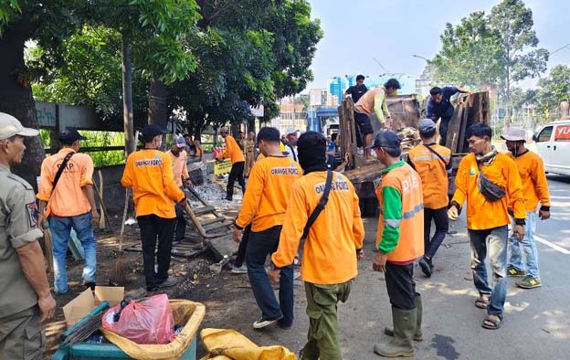 DLH Kota Tangerang Terus Lakukan Pembongkaran TPS Liar