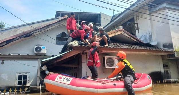 Petugas Gabungan Pemkot Tangerang Terus Gerak Cepat Tangani Banjir