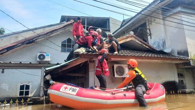 Petugas Gabungan Pemkot Tangerang Terus Gerak Cepat Tangani Banjir