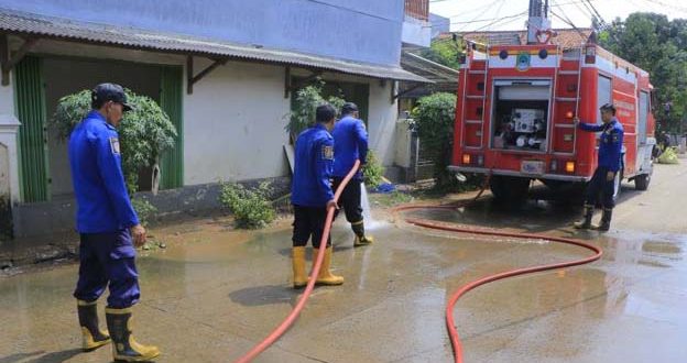Petugas Pemkot Tangerang Percepat Pembersihan Pasca Banjir