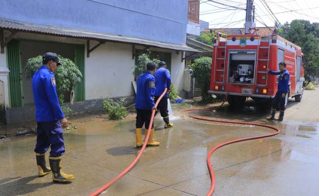 Petugas Pemkot Tangerang Percepat Pembersihan Pasca Banjir