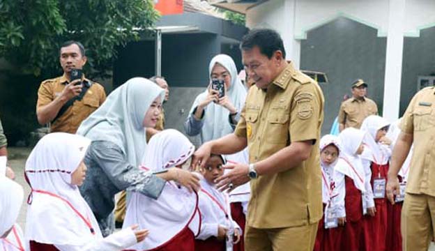 Bupati Tangerang Tinjau Hari Pertama Siswa Masuk Sekolah