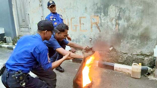 UPT Damkar Ciledug Latih Penanggulangan Kebakaran di UMKM