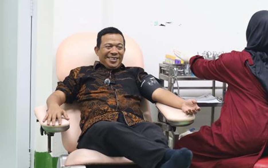 Wujud Kepedulian, Ketua DPRD Kota Tangerang Lakukan Aksi Donor Darah