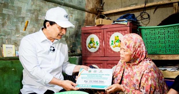 Wagub Banten Salurkan Bantuan Modal UMKM di Pandeglang